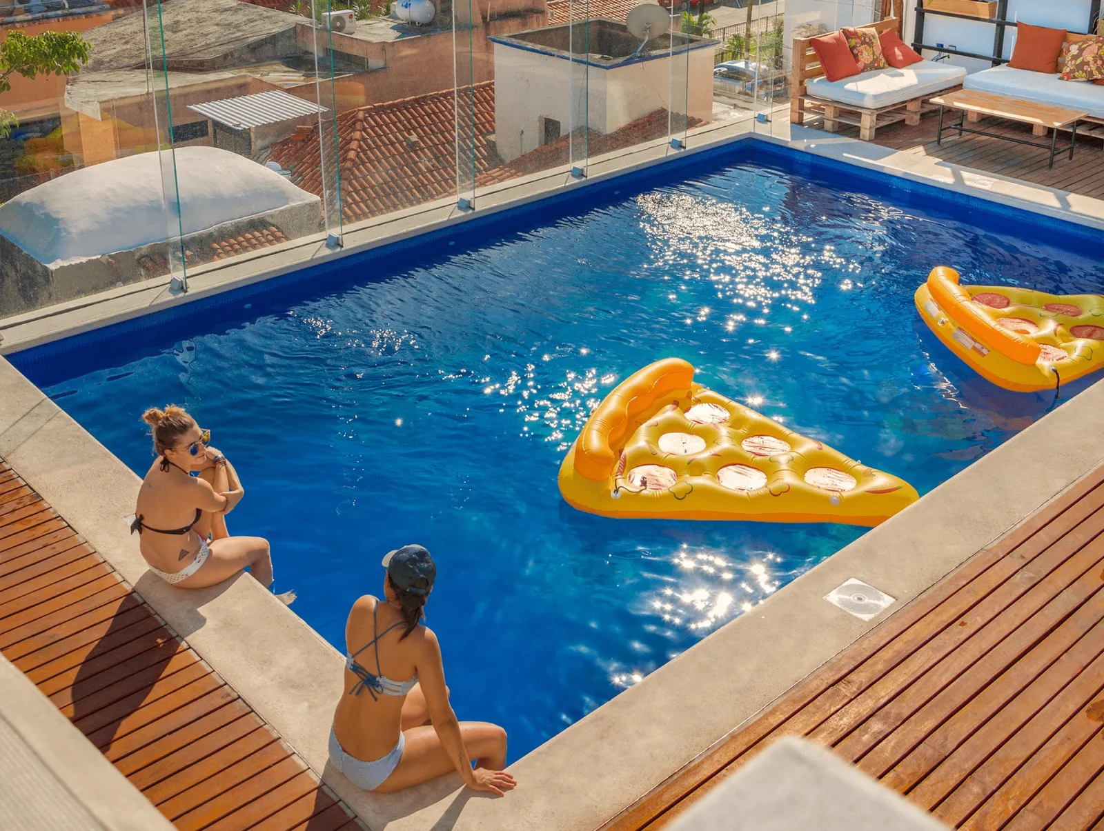 Piscina en la azotea del hotel Nomads en Cancún